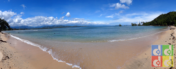 untuk mencapai batu besar pengunjung berjalan melewati pantai ini 