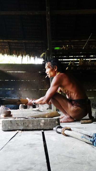 Sekerei membuat panah beracun