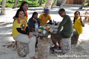 Menikmati kelapa muda dan pancake