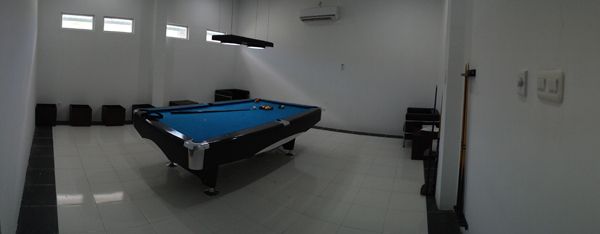 mengambil foto ruang bilard dengan fitur panorama