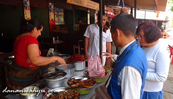 penjual udang dan ikan goreng  di Maleko