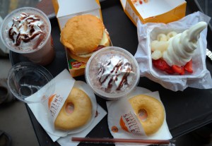 Kudapan Nongkrong di JCO - Chandra Departement Store