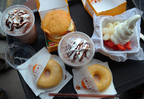 Kudapan Nongkrong di JCO - Chandra Departement Store