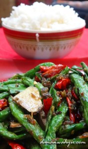 nasi putih hangat dan sayuran