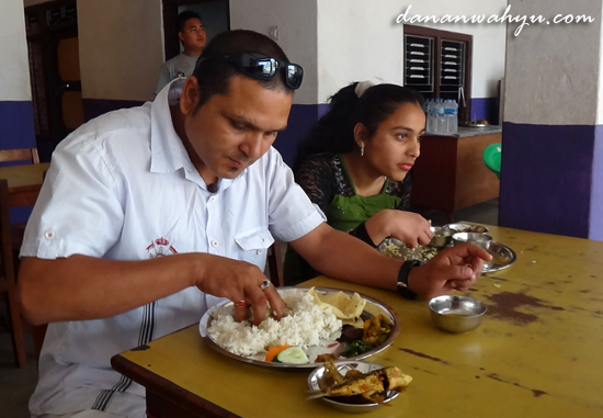 Hamid dan putrinya Grisma sedang menikmati makan siang
