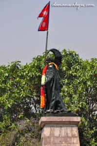 patung Mahendra Bir Bikram Shah di bundaran Durbar Mar