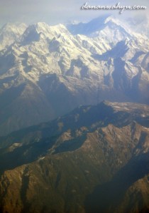 gradasi bukit hijau dan putih