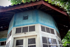 atap ruang kantor berbentuk limas segienam