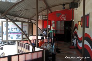 Ruangan kafe menempati balkon lantai dua