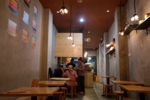 dominasi kayu - interior Kedai Kopi