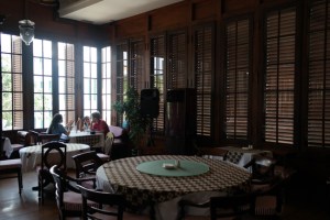 meja besar dengan taplak meja bermotif batik mendominasi ruang makan