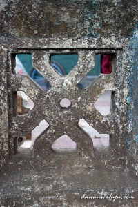 dinding teras dipenuhi lumut