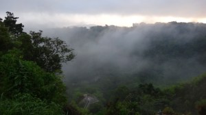 kabut menutupi Great Wall Bukittinggi