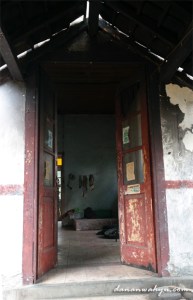 pintu belakang bangunan terhubung koridor