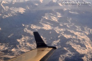 pesawat berputar di puncak Himalaya