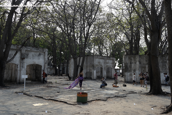 Penghoobi fotografi di pulau Cipir
