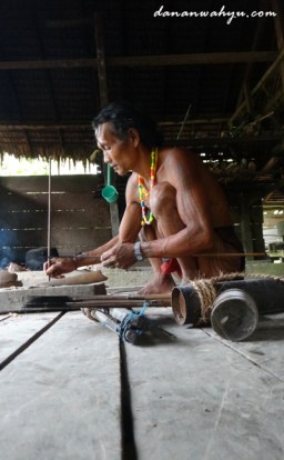 Sikerei Amanggaresik membuat panah beracun