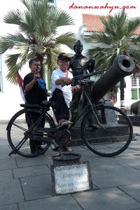 berfoto bersama manusia batu