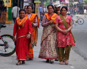 penuh warna - pakaian wanita Nepal