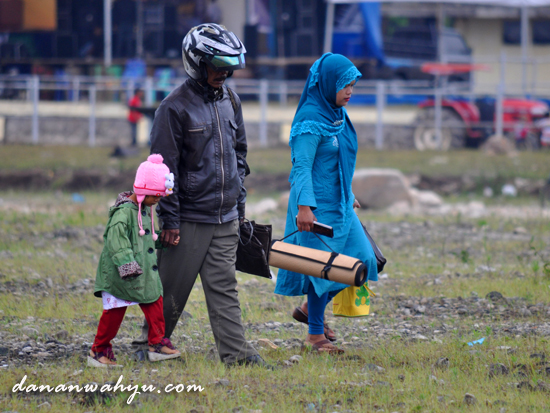 beberapa menit sebelumnya - ketiganya berjalan dari pinggir lapangan yang jaraknya lumayan jauh , mencari tempat paling nyaman untuk sarapan