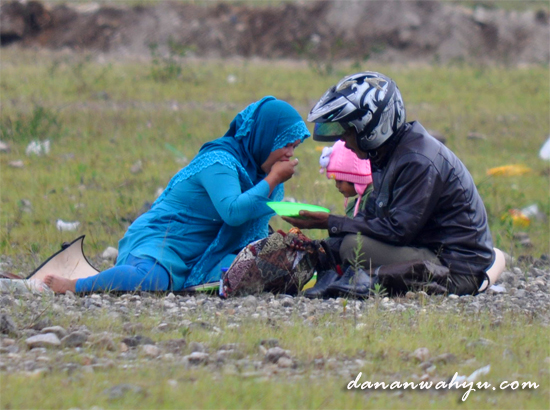 zoom in - nikmatanya makan sepiring bertiga