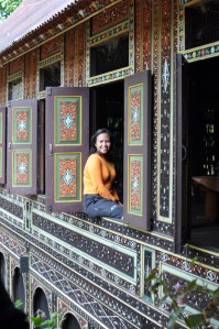 jendela dengan motif ukiran Motif Kuciang Lalok Jo Saik Galami