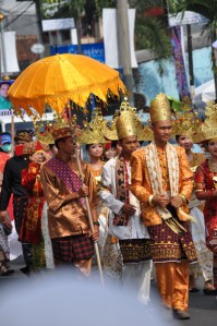 arak-arakan pakaian tradisional lampung