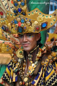 tapis kembali hadir dalam kostum megah kuning emas