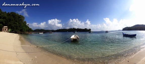 pantai di kampung penduduk lokal
