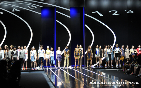 Panggung Fashion Show "CardioMind" berbentuk lintasan lari