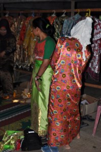 mengenakan kodek atau sarung