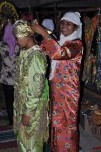 penutup rambut keemasan dikenakan