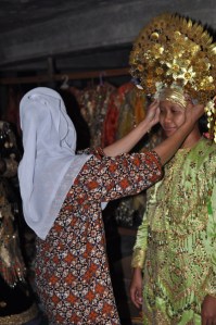 saatnya mengenakan mahkota kebesaran alias suntiang
