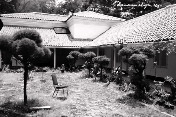 taman belakang museum Onrust