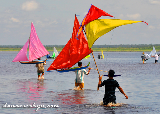 Perahu Jung - permainan pemuda pesisir teluk Riau