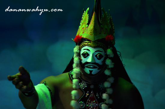 Topeng Kelono dengan gerakan yang lebih dinamis