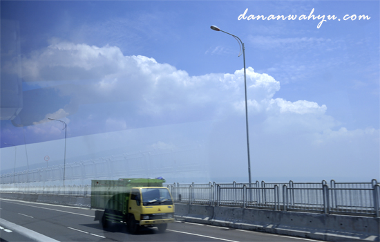 pengemudi tidak diijinkan berhenti di jembatan Suramadu