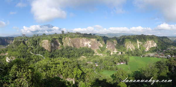 Bukittinggi tidak hanya memanjakan mata dengan pemandangan indah, lidah dimanjakan oleh kelezatan kulinernya