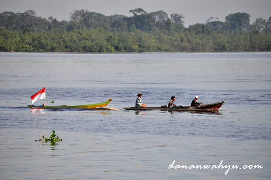 perahu jong di bawa ke pantai Ogis perahu jong di bawa ke pantai Ogis