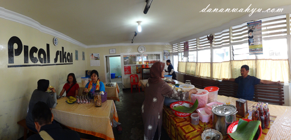 warung sederhana suasananya membangkitkan selera makan 
