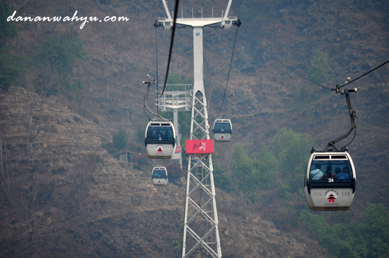 Gondola membawa peziarah menuju kuil Manakamana di ketinggian 1302 mdpl Gondola membawa peziarah menuju kuil Manakamana di ketinggian 1302 mdpl