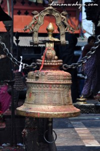 lonceng di kuil manakamana