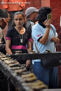 Grishma mengantri di Kuil