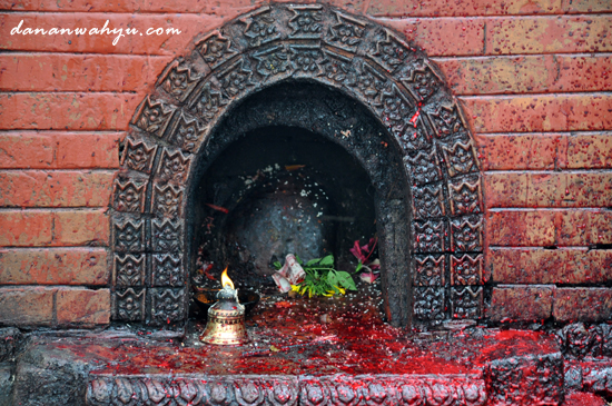altar penyembelihan hewan , persembahan kepada Dewi Bhagwati altar penyembelihan hewan , persembahan kepada Dewi Bhagwati