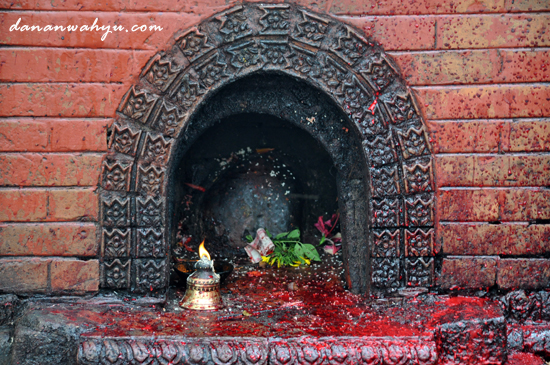 altar penyembelihan hewan , persembahan kepada Dewi Bhagwati