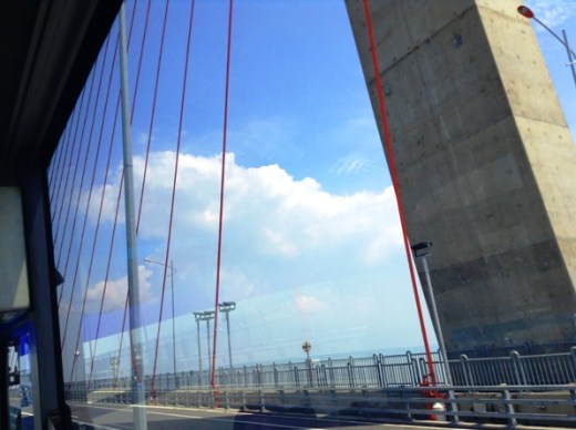 Melewati jembatan Suramadu , penghubung pulau Jawa dan Madura 