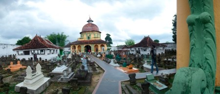 Kubah sebelah Timur makam : Panembahan Notokusumo, Sultan Abdur Rahman dan Panembahan Moh Saleh