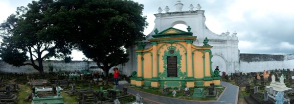 prasasti dekat pintu gerbang komplek makam dinasti Bindara Saod - cungkup kubah