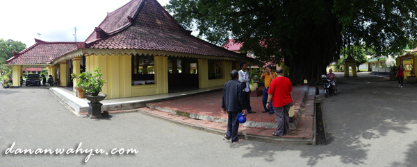 komplek keraton Sumenep didominasi warna kuning 