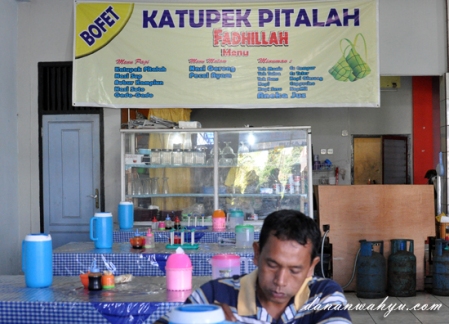 kedai Katupek Pitalah Fadhillah di Tabing, Padang Sumatra Barat